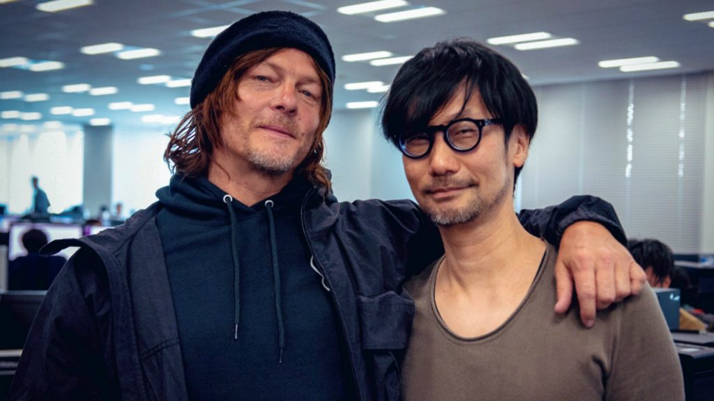 Hideo Kojima ve Norman Reedus samimi bir poz veriyor.