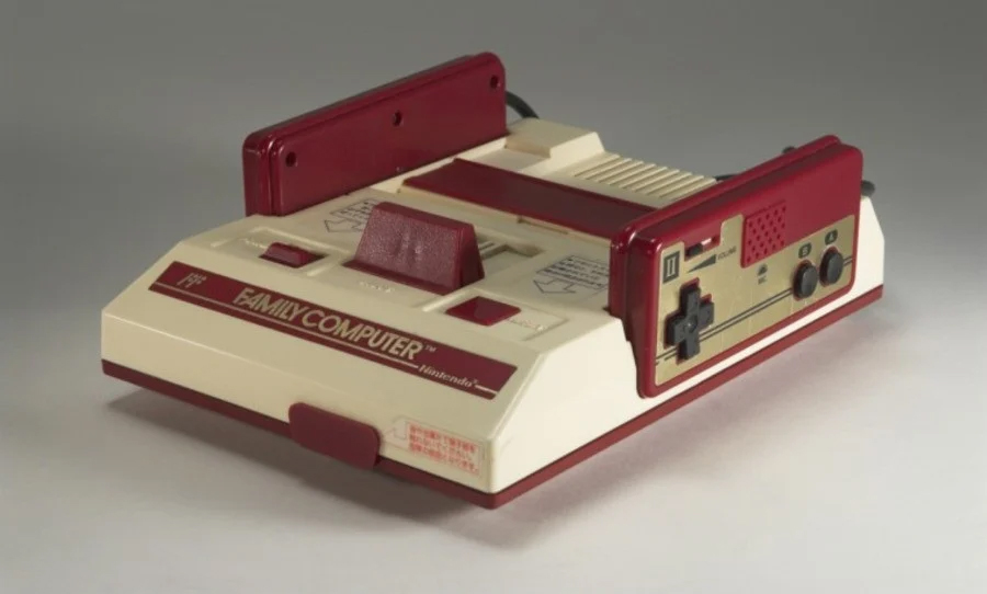 Nintendo Famicom, Kojima'nın oyunlarla tanışmasını sağlayan oyun konsolu.