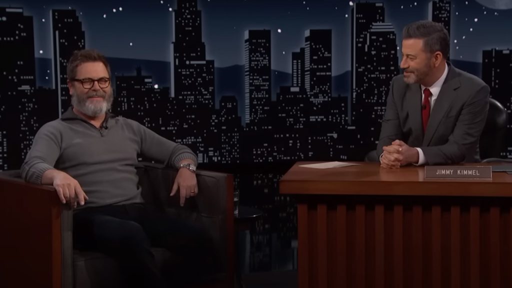 Nick Offerman, TV'de Jimmy Kimmel ile röportaj yapıyor.