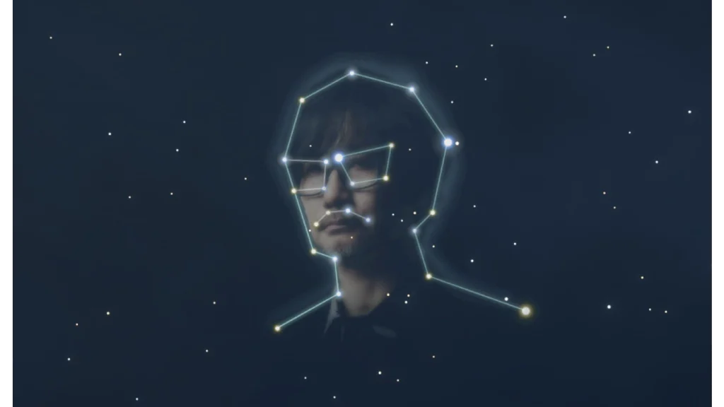 Kojima Yine Şaşırtmadı: Kendi Oyununa Kendisini Takımyıldız Olarak Eklemiş Video oyunları endüstrisinde renkli karakterler var fakat bunların hiçbiri Hideo Kojima ile yarışamaz. Gerek olağanüstü kariyeri boyunca piyasaya sürdüğü oyunlar gerekse ilginç tercihleriyle her zaman üzerine birkaç cümle konuşulabilecek bir yapımcı olmayı başardı. Bugün duyduklarımız ise bizi hiç şaşırtmadı. Kojima, ekibine "oyuna benim referanslarımı ekleyin" dediğinde insanlar duymazdan geldiği için kendisini Death Stranding 2'ye elleriyle eklemiş. Eklemek diyorsak, gerçekten eklemek. Öyle ki oyuna kendi yüz hatlarını -gözlüğü de dahil- oluşturan bir takımyıldız dahi eklemiş.