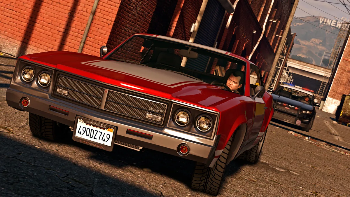 GTA V: arkasında polis arabası duran kırmızı üstü açık araba