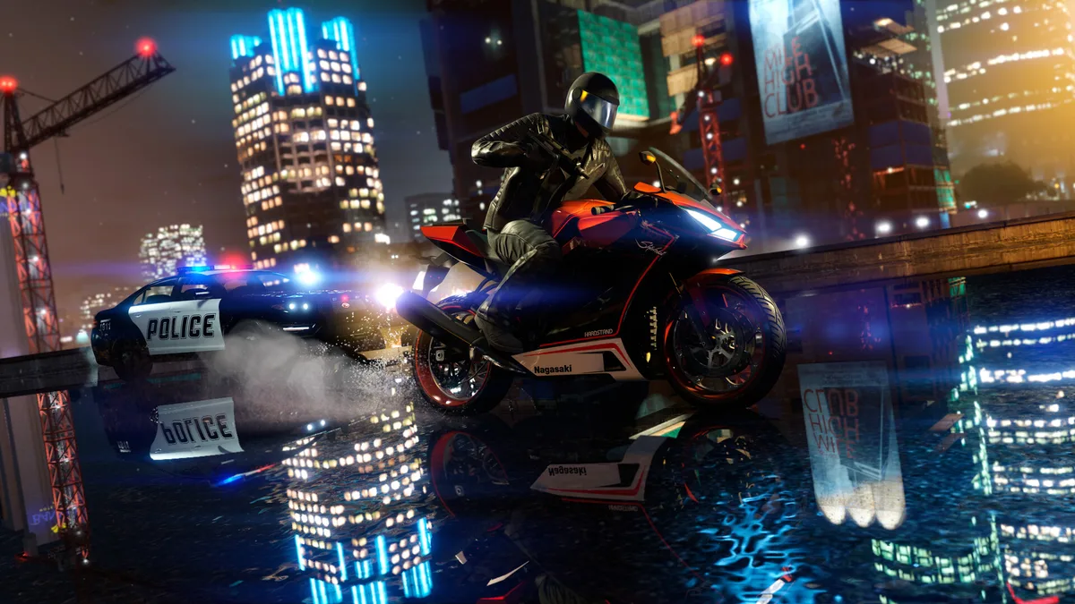 GTA V: polis arabasının kovaladığı motosikletli sürücü