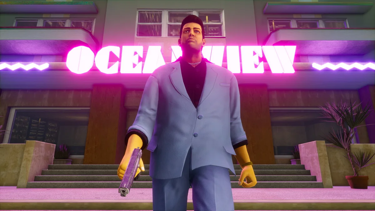 GTA Vice City Definitive Edition: takım elbiseli Tommy, Ocean View otelinin önünde