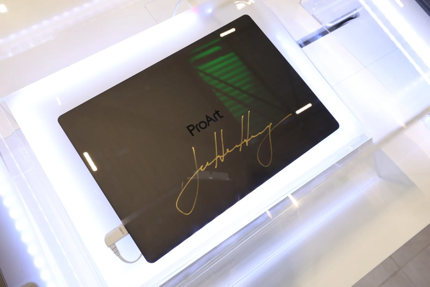 Jensen Huang imzalı ASUS ProArt RTX Spark dizüstü bilgisayar